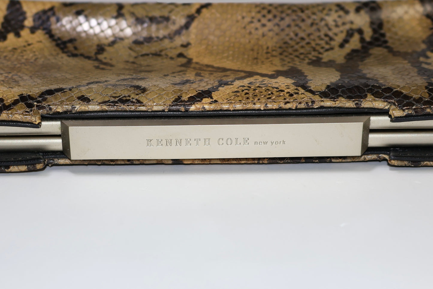 CARTERA BAGUETTE CON TEXTURA DE SERPIENTE | KENNETH COLE REACTION