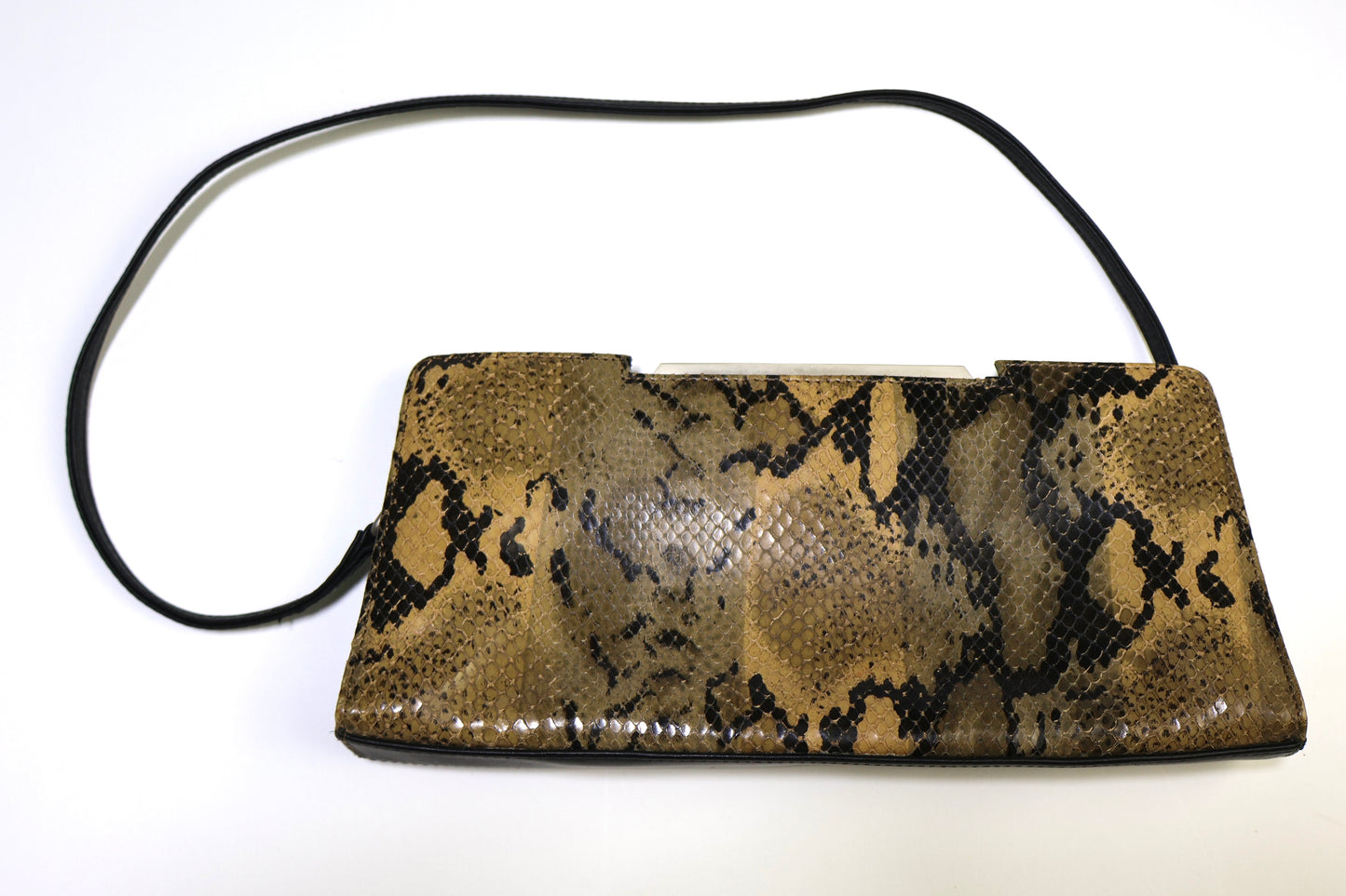 CARTERA BAGUETTE CON TEXTURA DE SERPIENTE | KENNETH COLE REACTION