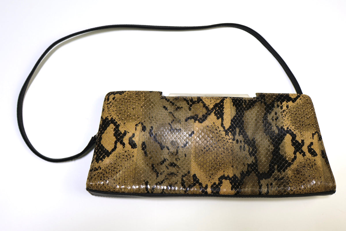 CARTERA BAGUETTE CON TEXTURA DE SERPIENTE | KENNETH COLE REACTION
