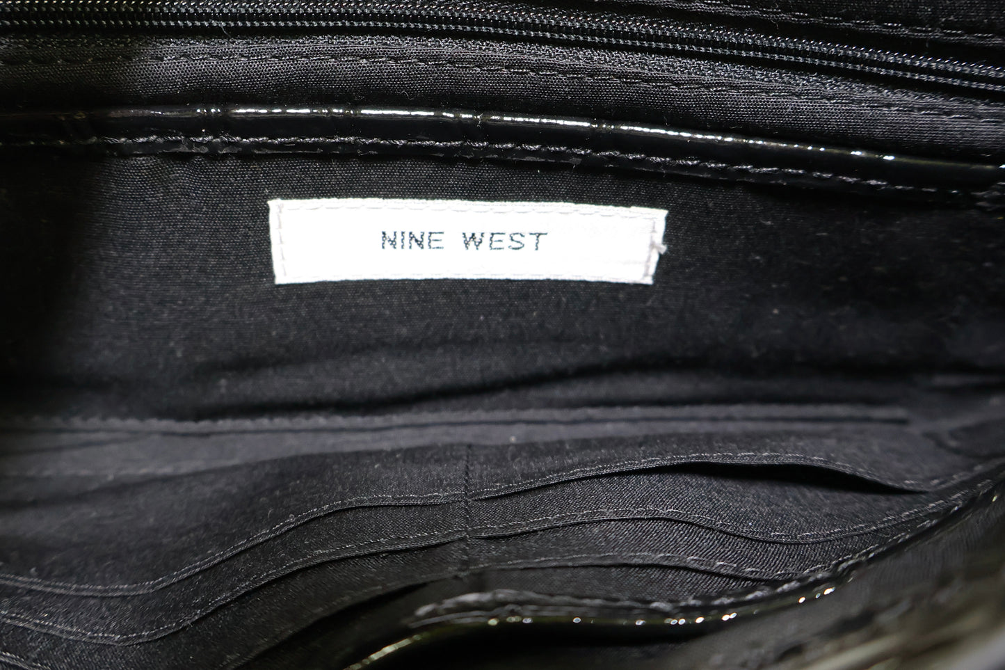 CARTERA NEGRA TIPO SOBRE CON TEXTURA DE COCODRILO | NINE WEST