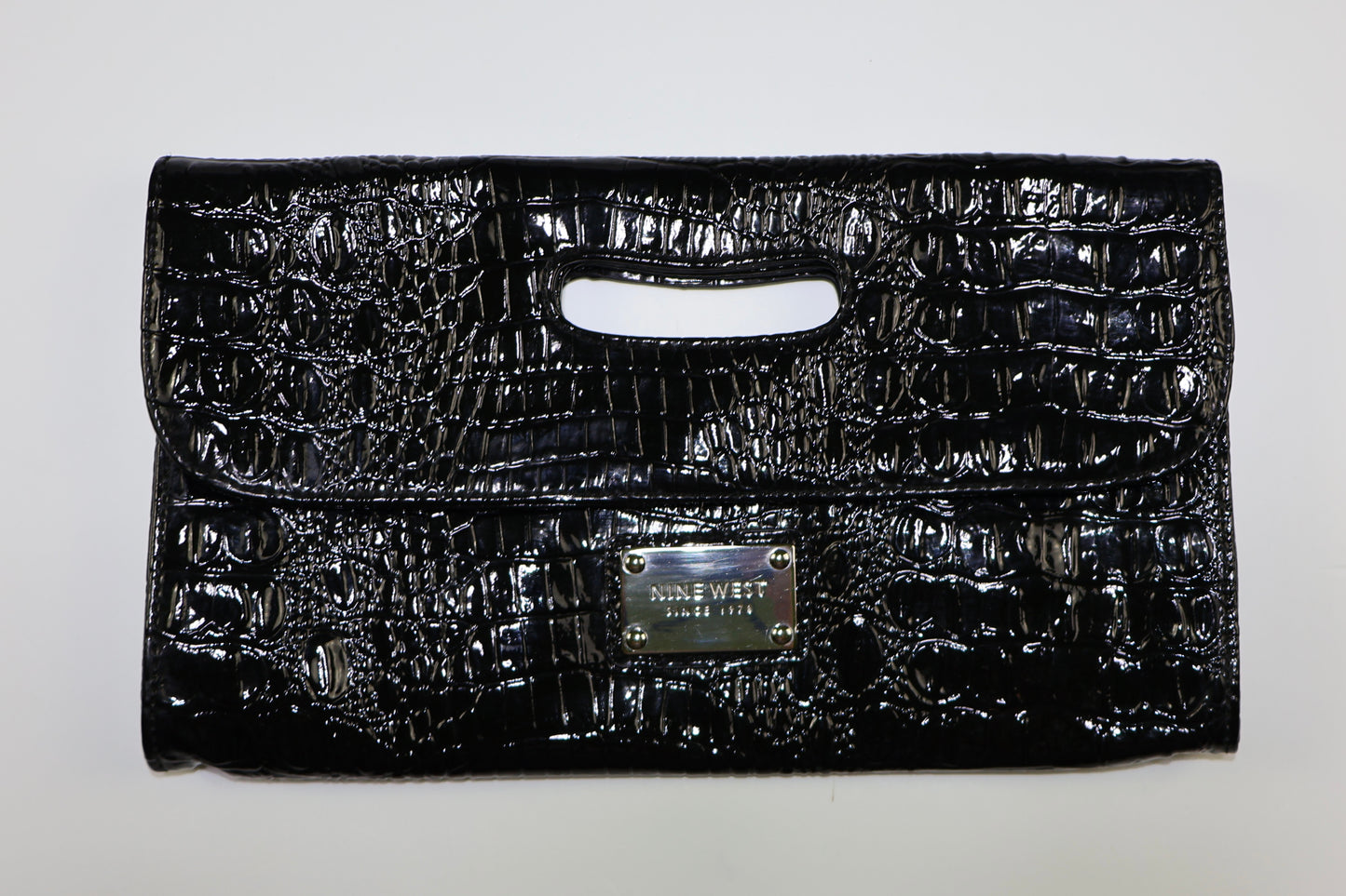 CARTERA NEGRA TIPO SOBRE CON TEXTURA DE COCODRILO | NINE WEST