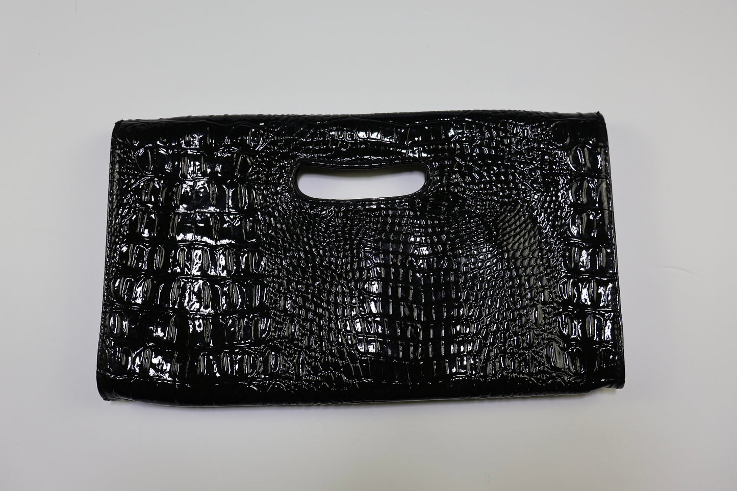 CARTERA NEGRA TIPO SOBRE CON TEXTURA DE COCODRILO | NINE WEST