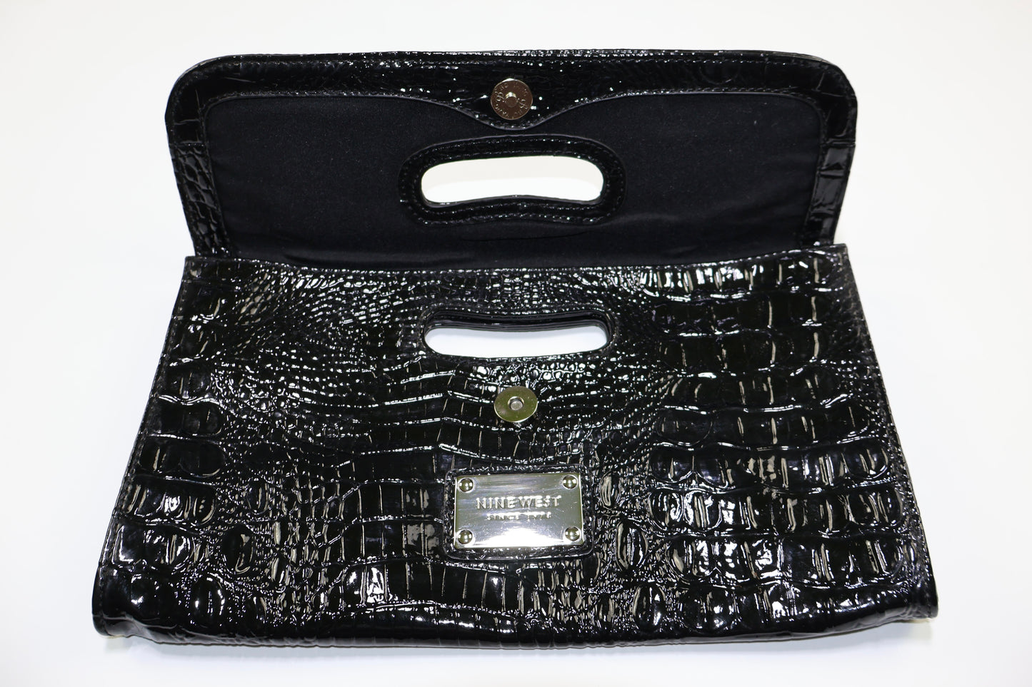 CARTERA NEGRA TIPO SOBRE CON TEXTURA DE COCODRILO | NINE WEST