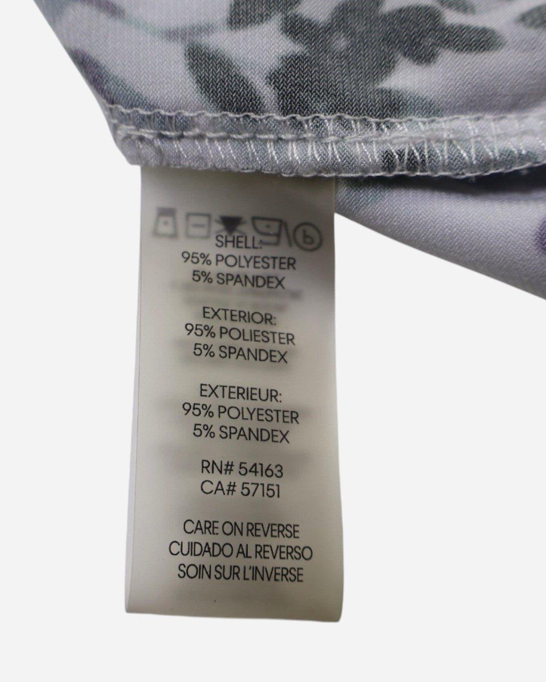 Etiqueta de composición 95% poliéster y 5% spandex de blusa floral en The Reset