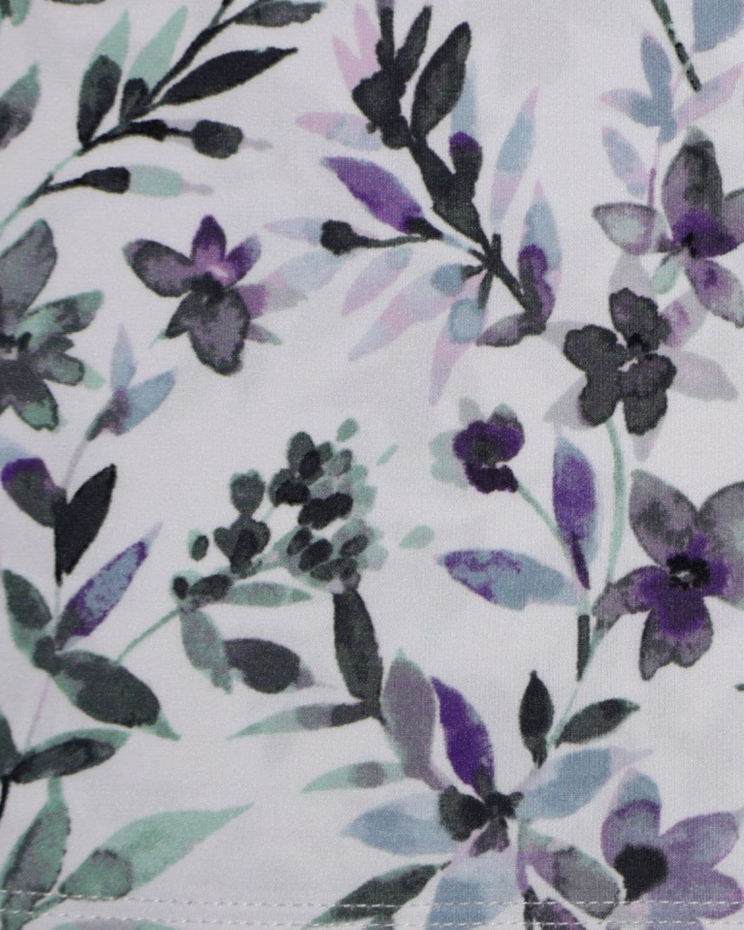 Detalle de estampado floral morado y verde de blusa Karl Lagerfeld, ropa de segunda mano en RD
