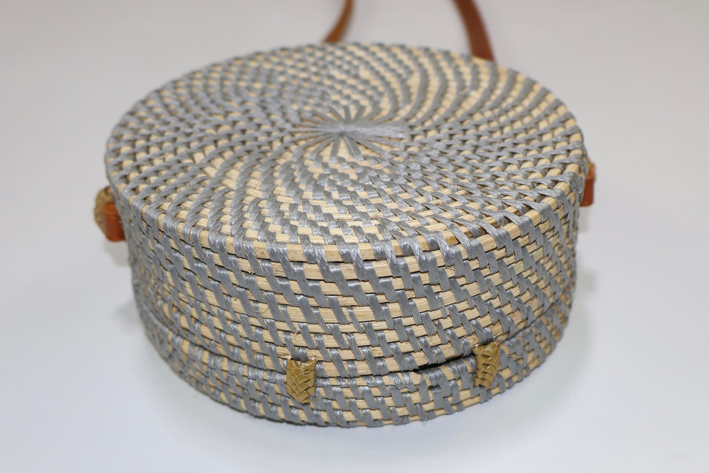 CARTERA REDONDA TEJIDA DE BALI
