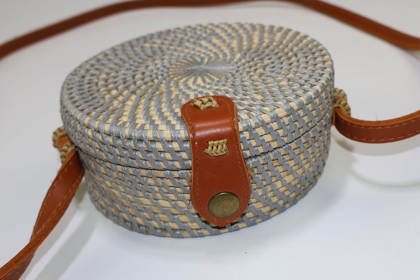 CARTERA REDONDA TEJIDA DE BALI