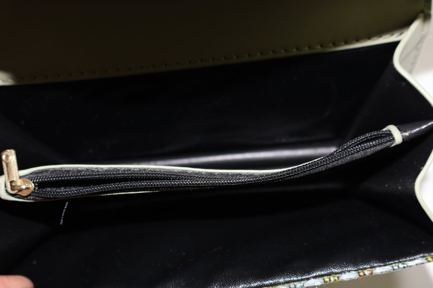 CARTERA VERDE CON CADENA