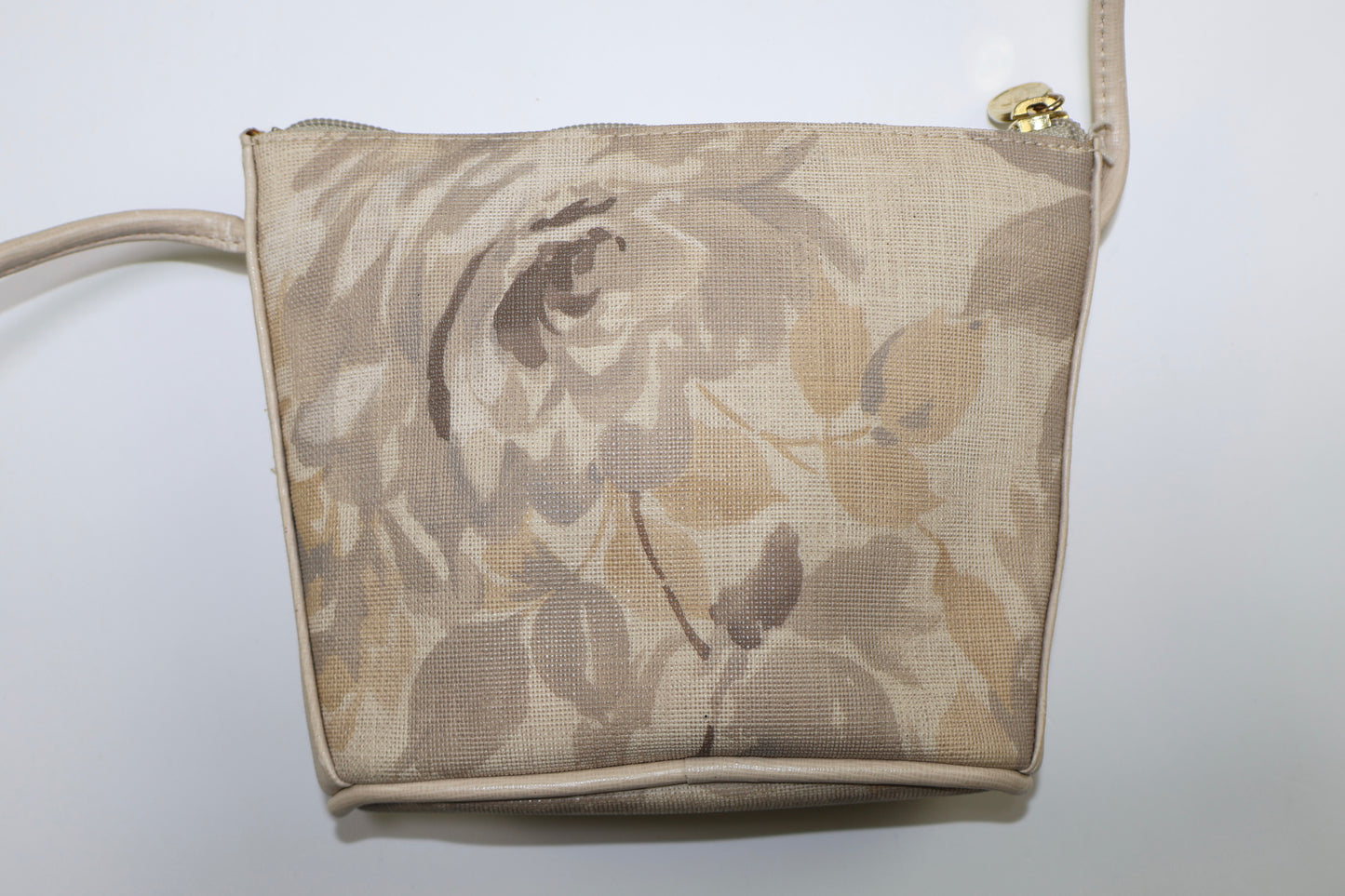 BOLSO CROSSBODY BEIGE CON ESTAMPADO FLORAL | LIZ CLAIBORNE