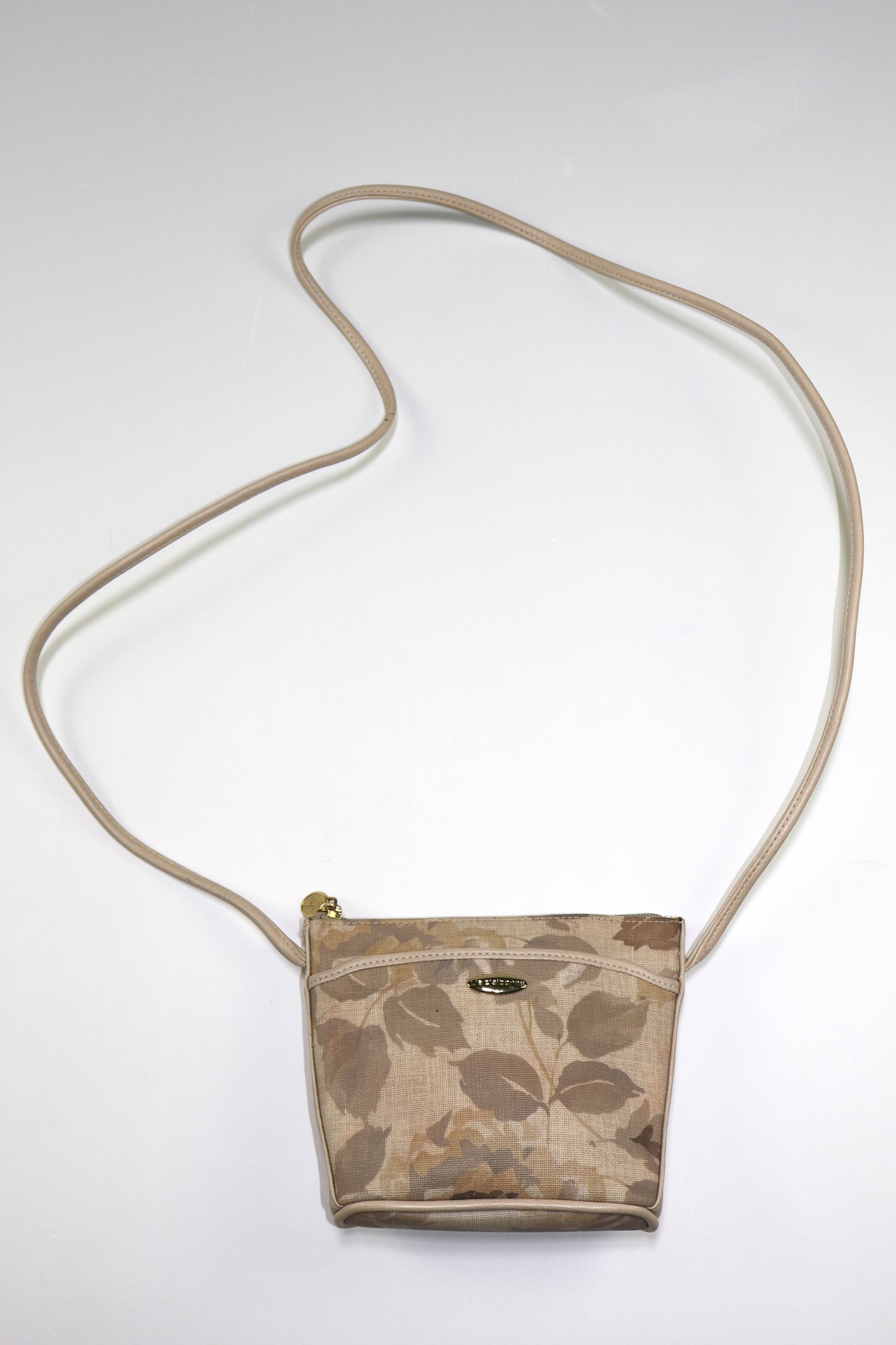 BOLSO CROSSBODY BEIGE CON ESTAMPADO FLORAL | LIZ CLAIBORNE