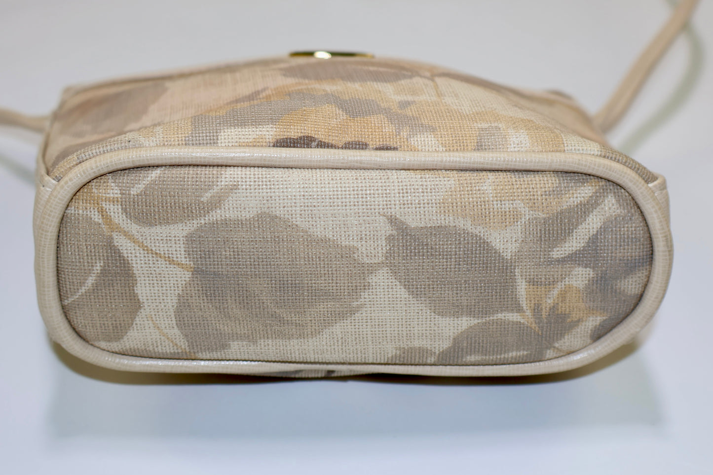 BOLSO CROSSBODY BEIGE CON ESTAMPADO FLORAL | LIZ CLAIBORNE
