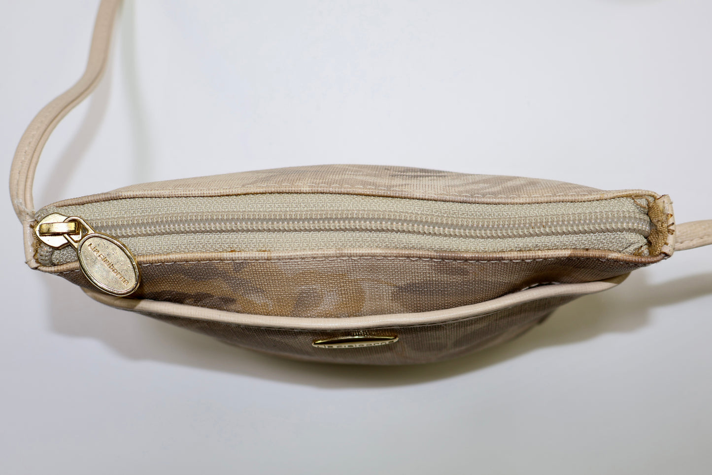 BOLSO CROSSBODY BEIGE CON ESTAMPADO FLORAL | LIZ CLAIBORNE