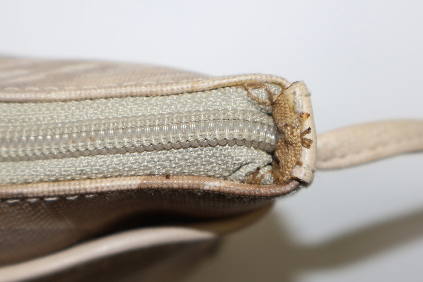BOLSO CROSSBODY BEIGE CON ESTAMPADO FLORAL | LIZ CLAIBORNE