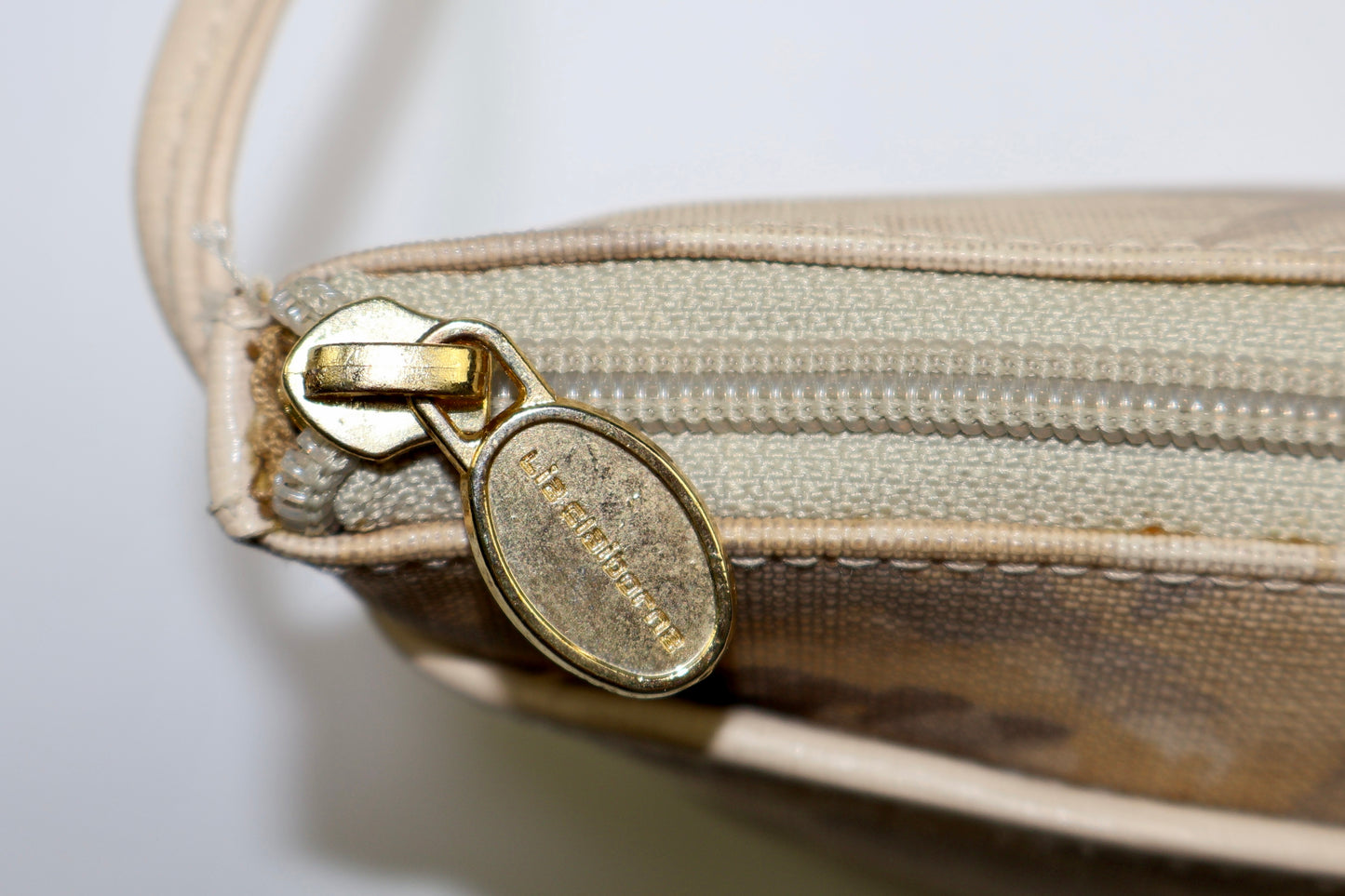 BOLSO CROSSBODY BEIGE CON ESTAMPADO FLORAL | LIZ CLAIBORNE