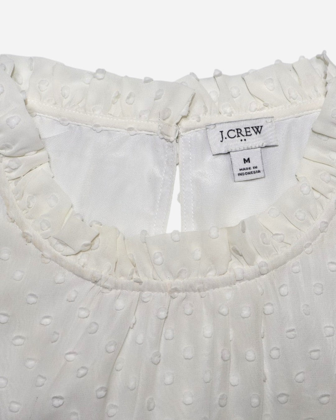 Cuello con volantes y etiqueta J.Crew talla M de blusa crema en The Reset