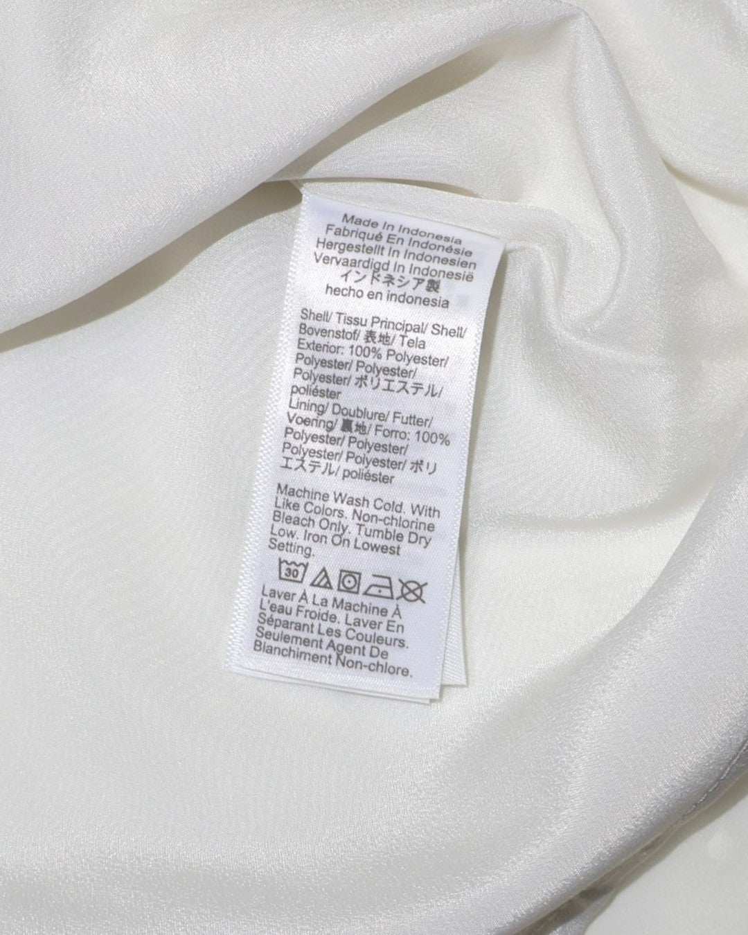 Etiqueta de composición 100% poliéster de blusa J.Crew en The Reset