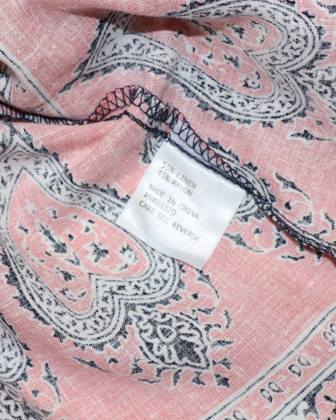 Etiqueta de composición 55% lino y 45% rayón de blusa oversize, ropa de segunda mano en RD
