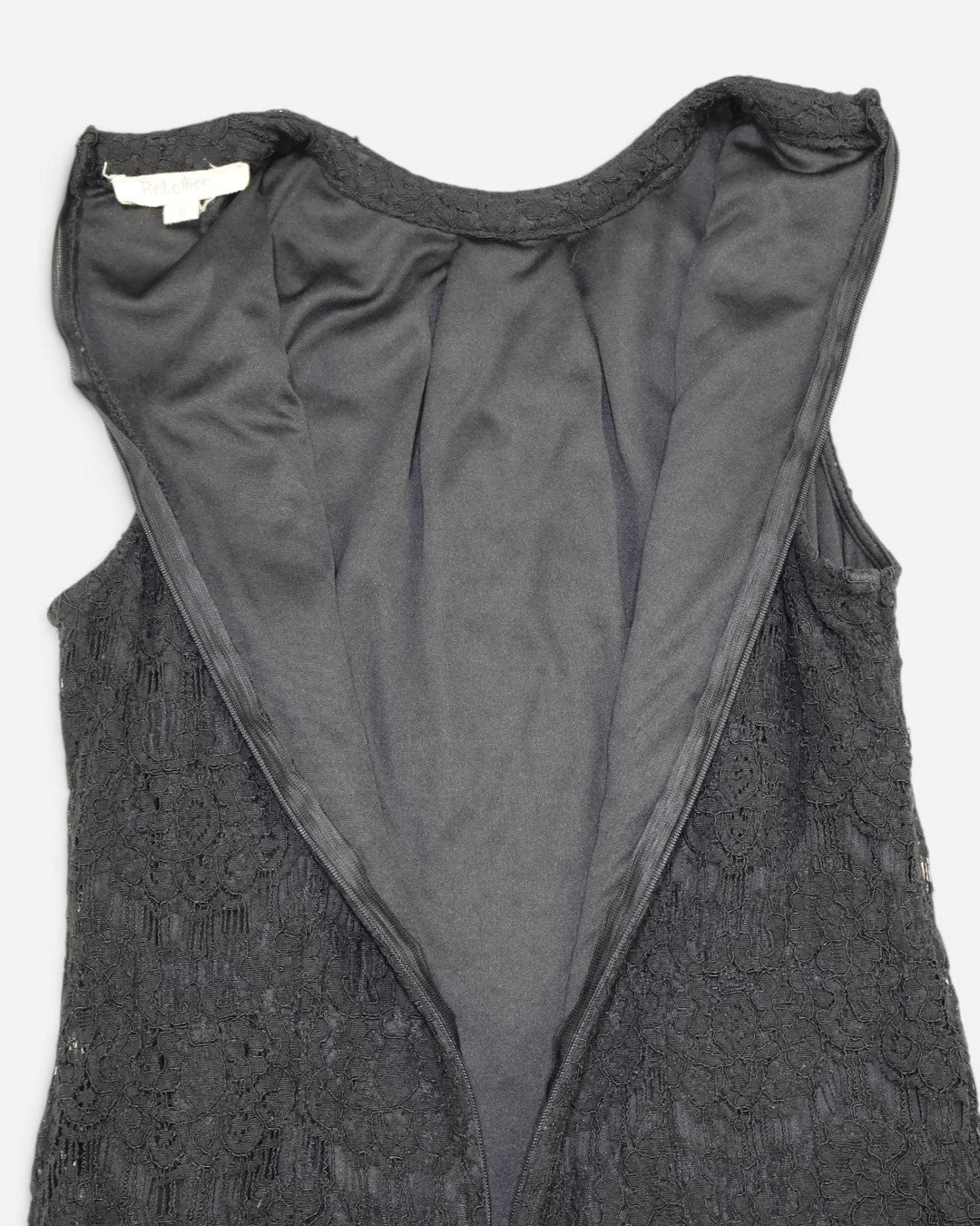 Forro interno de vestido negro de encaje Rebellion en The Reset