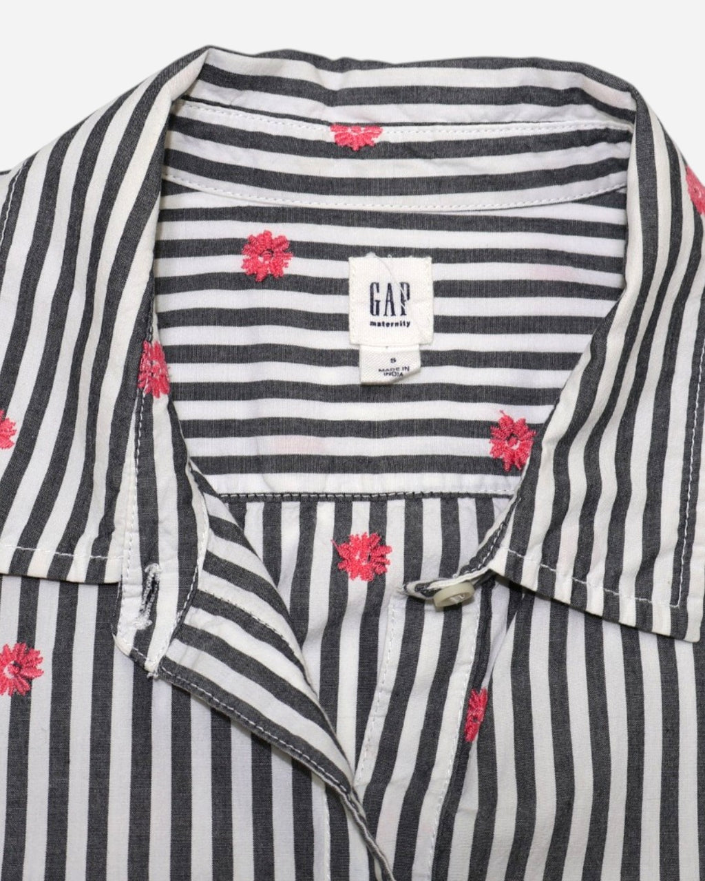Cuello y etiqueta Gap Maternity talla S de camisa a rayas en The Reset