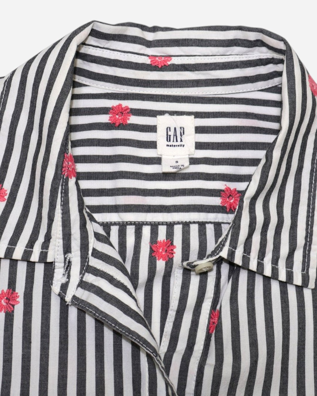 Cuello y etiqueta Gap Maternity talla S de camisa a rayas en The Reset