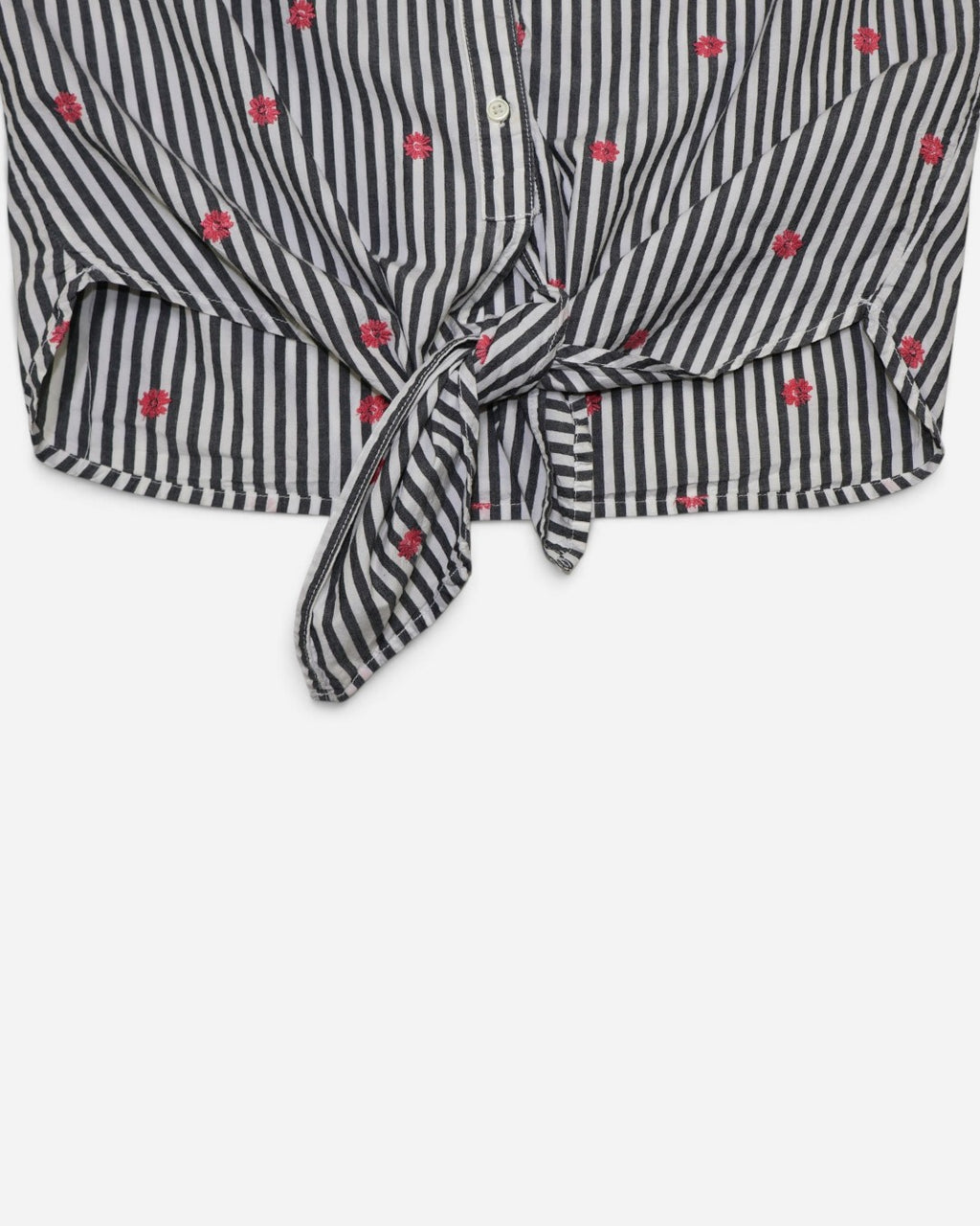 Detalle de nudo al frente de camisa de maternidad a rayas en The Reset