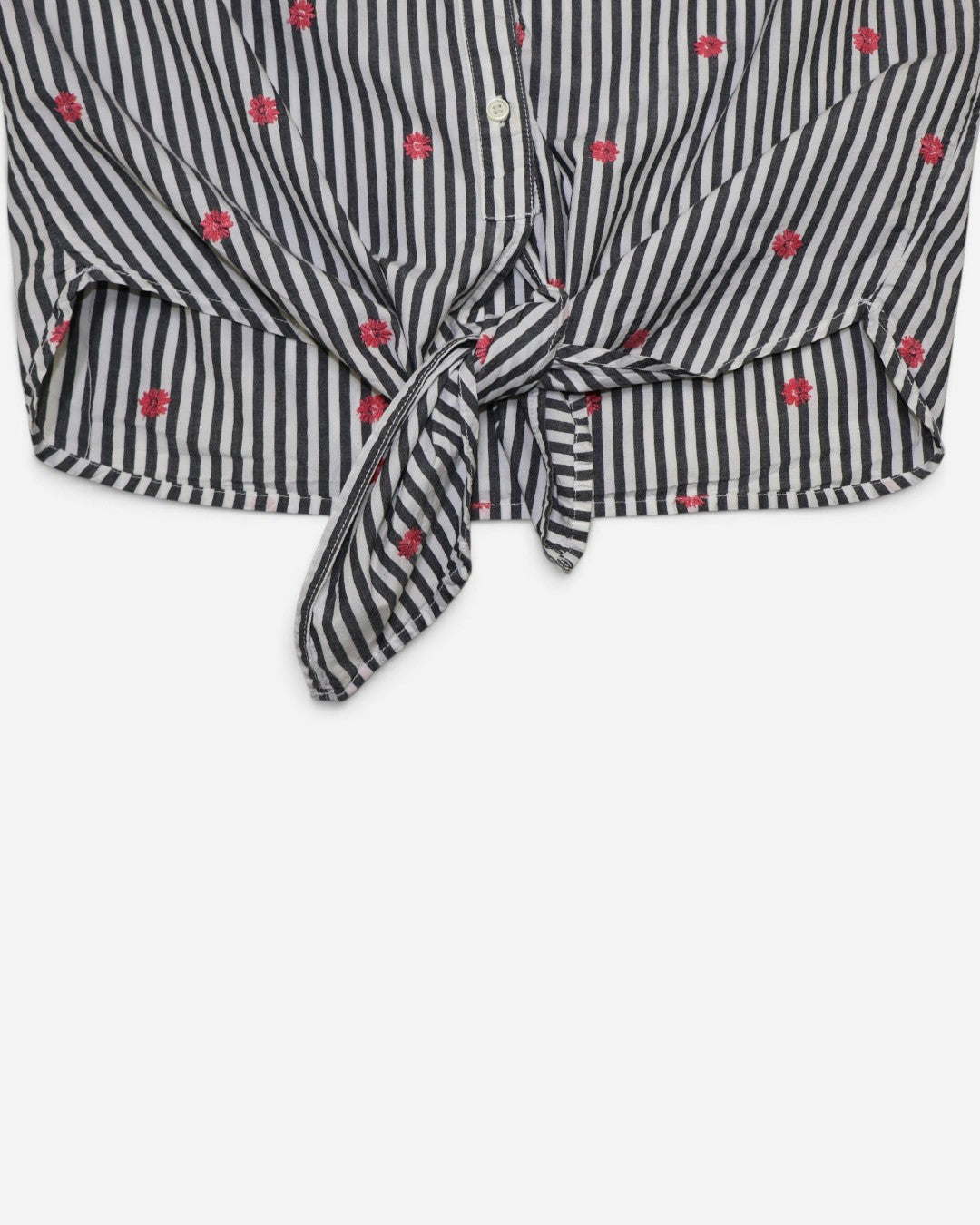 Detalle de nudo al frente de camisa de maternidad a rayas en The Reset