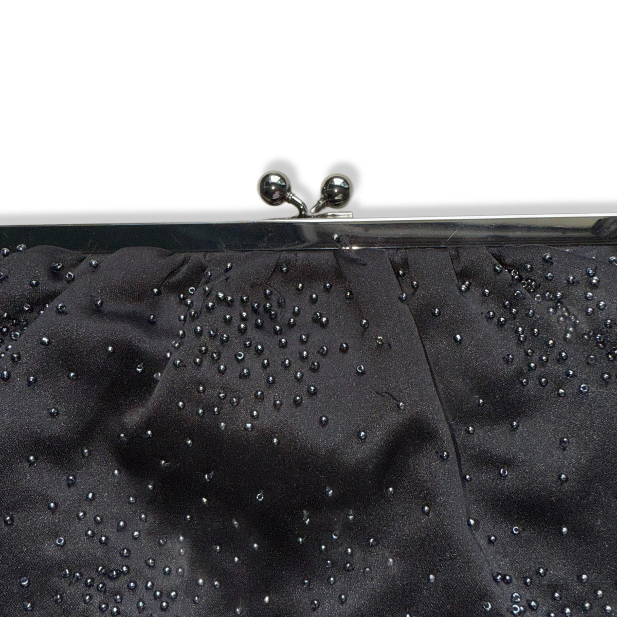CLUTCH NEGRO SATINADO CON PEDRERÍA | EXPRESS