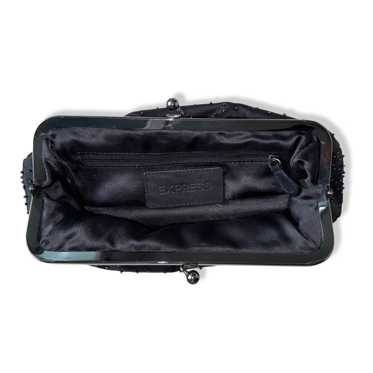 CLUTCH NEGRO SATINADO CON PEDRERÍA | EXPRESS