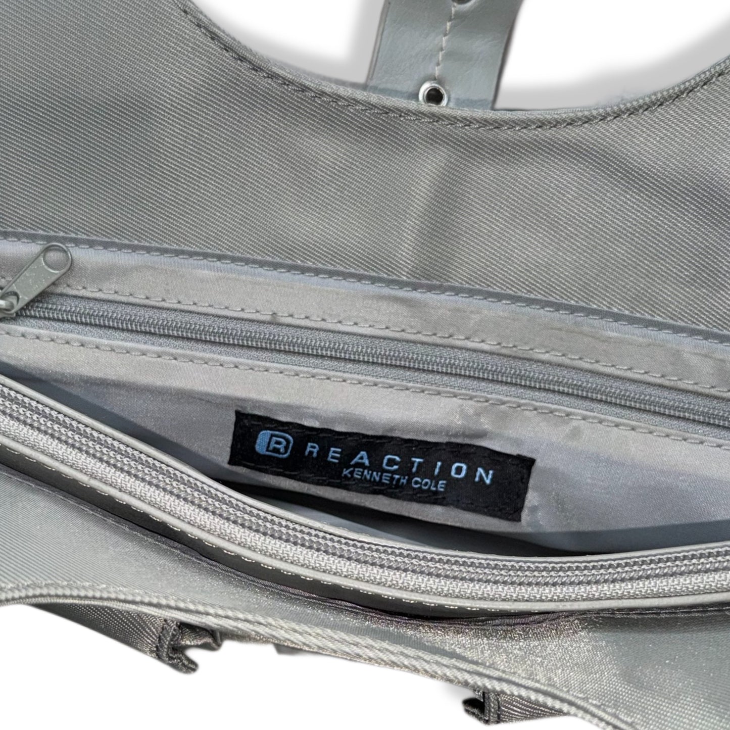 BOLSO Y2K GRIS CON HEBILLA Y BOLSILLOS DELANTEROS | KENNETH COLE REACTION