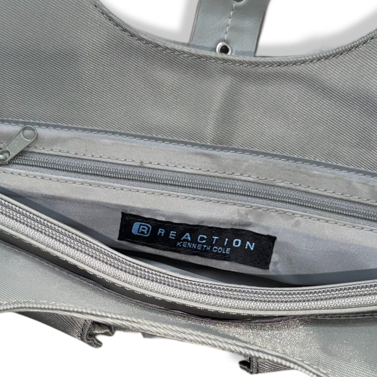 BOLSO Y2K GRIS CON HEBILLA Y BOLSILLOS DELANTEROS | KENNETH COLE REACTION