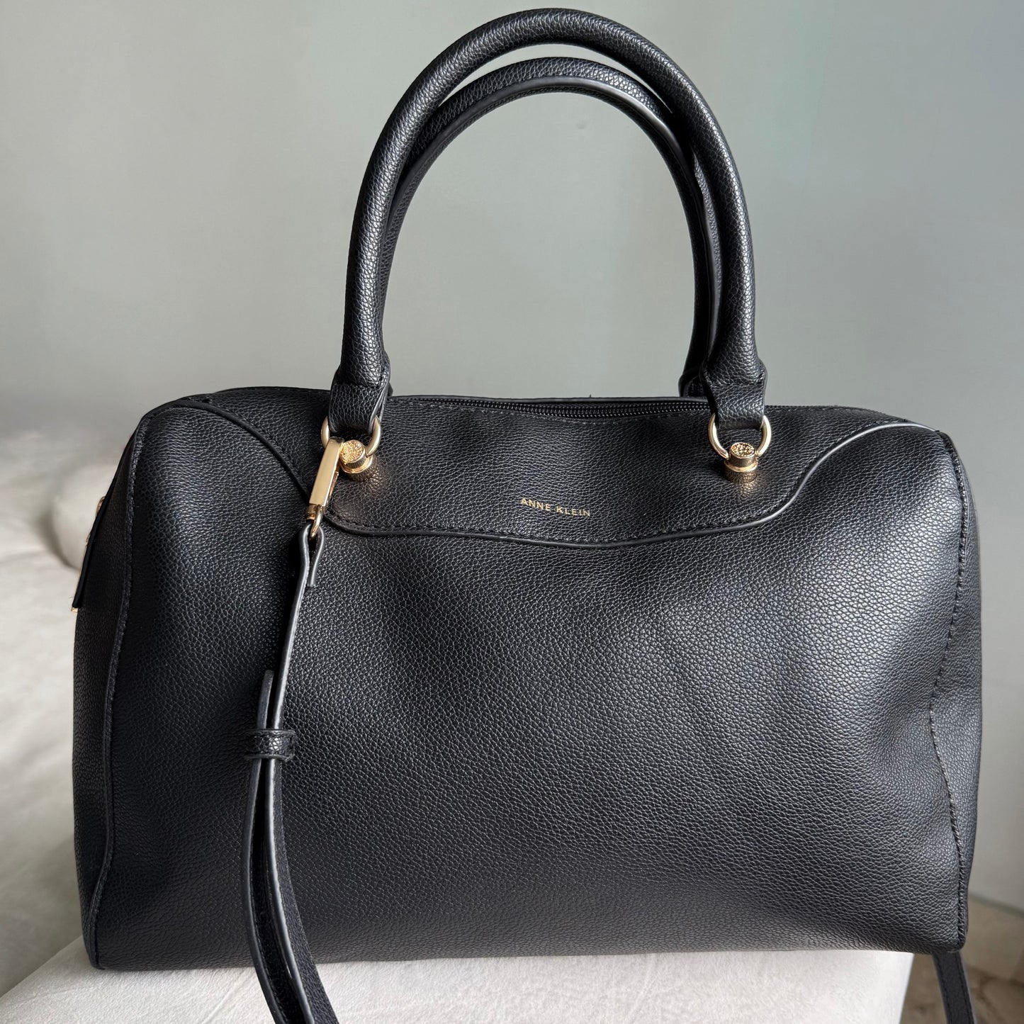 BOLSO TIPO SATCHEL ESTRUCTURADO NEGRO | ANNE KLEIN