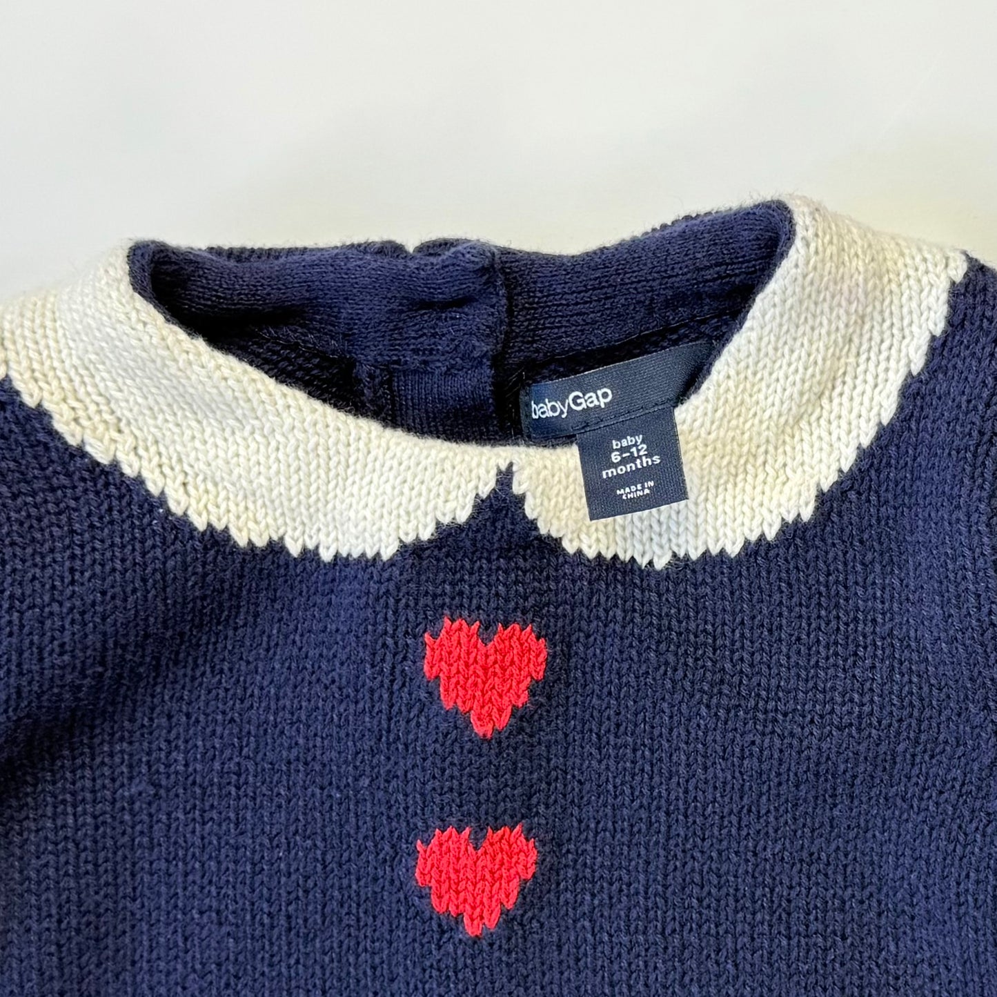 VESTIDO TEJIDO CON CUELLO BLANCO Y CORAZONES | BABYGAP | 6-12M