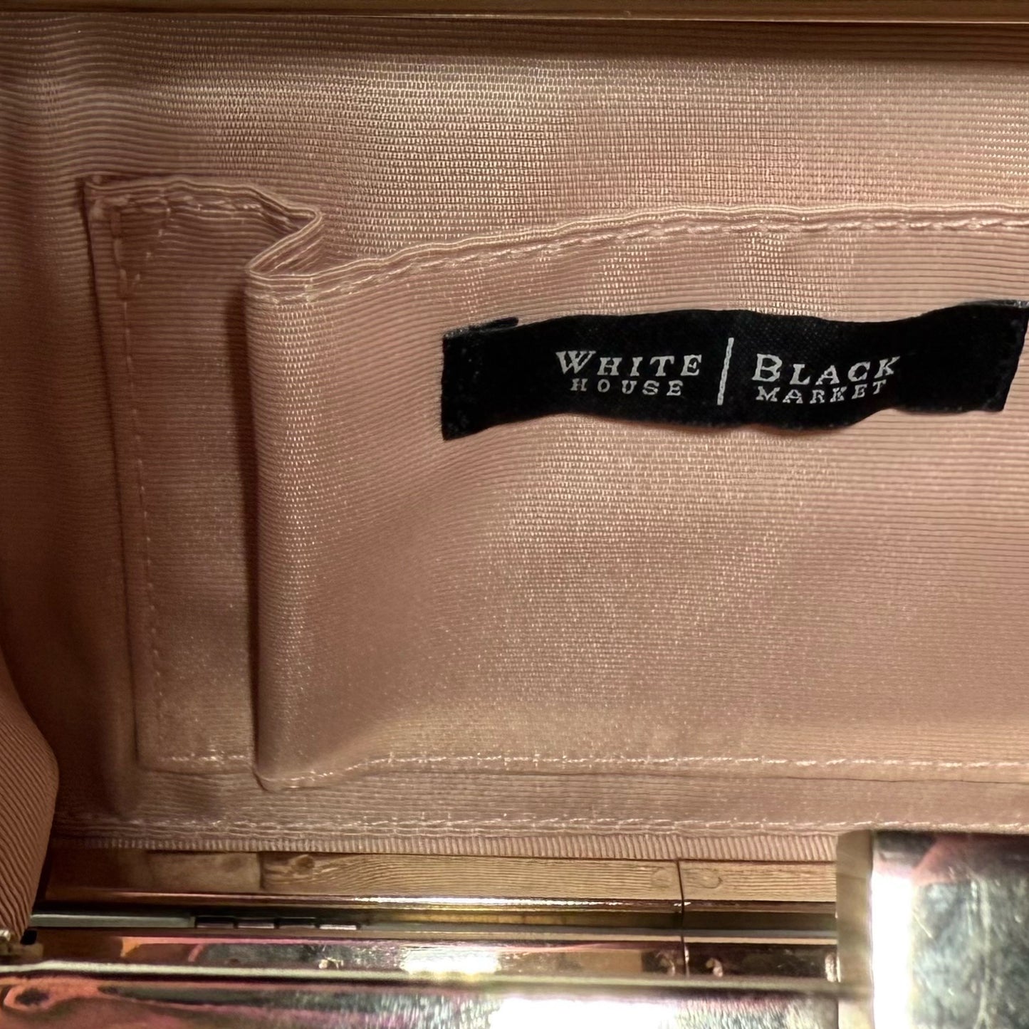 CLUTCH DE LENTEJUELAS DORADAS | WHITE HOUSE BLACK MARKET