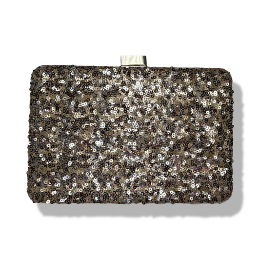 CLUTCH DE LENTEJUELAS DORADAS | WHITE HOUSE BLACK MARKET