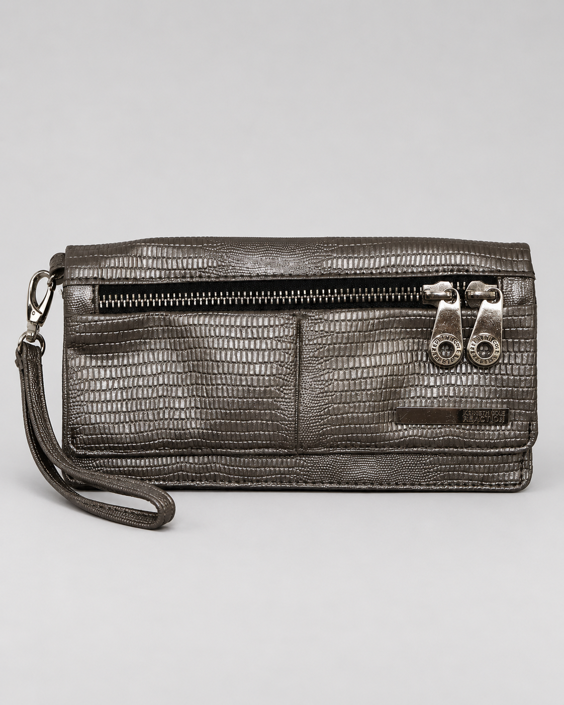 Cartera tipo clutch Kenneth Cole Reaction en gris metálico.