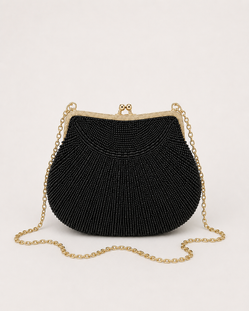 Cartera vintage negra con pedrería y cadena dorada para mujer
