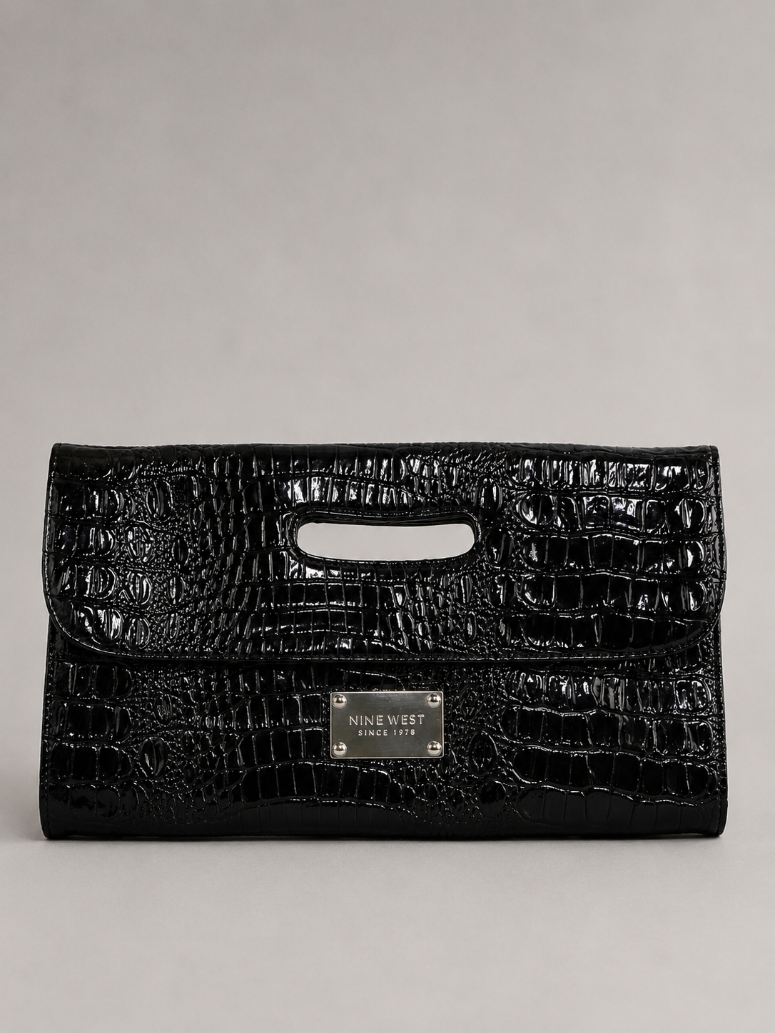 CARTERA NEGRA TIPO SOBRE CON TEXTURA DE COCODRILO | NINE WEST