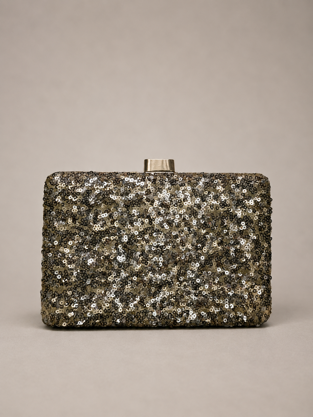 CLUTCH DE LENTEJUELAS DORADAS | WHITE HOUSE BLACK MARKET