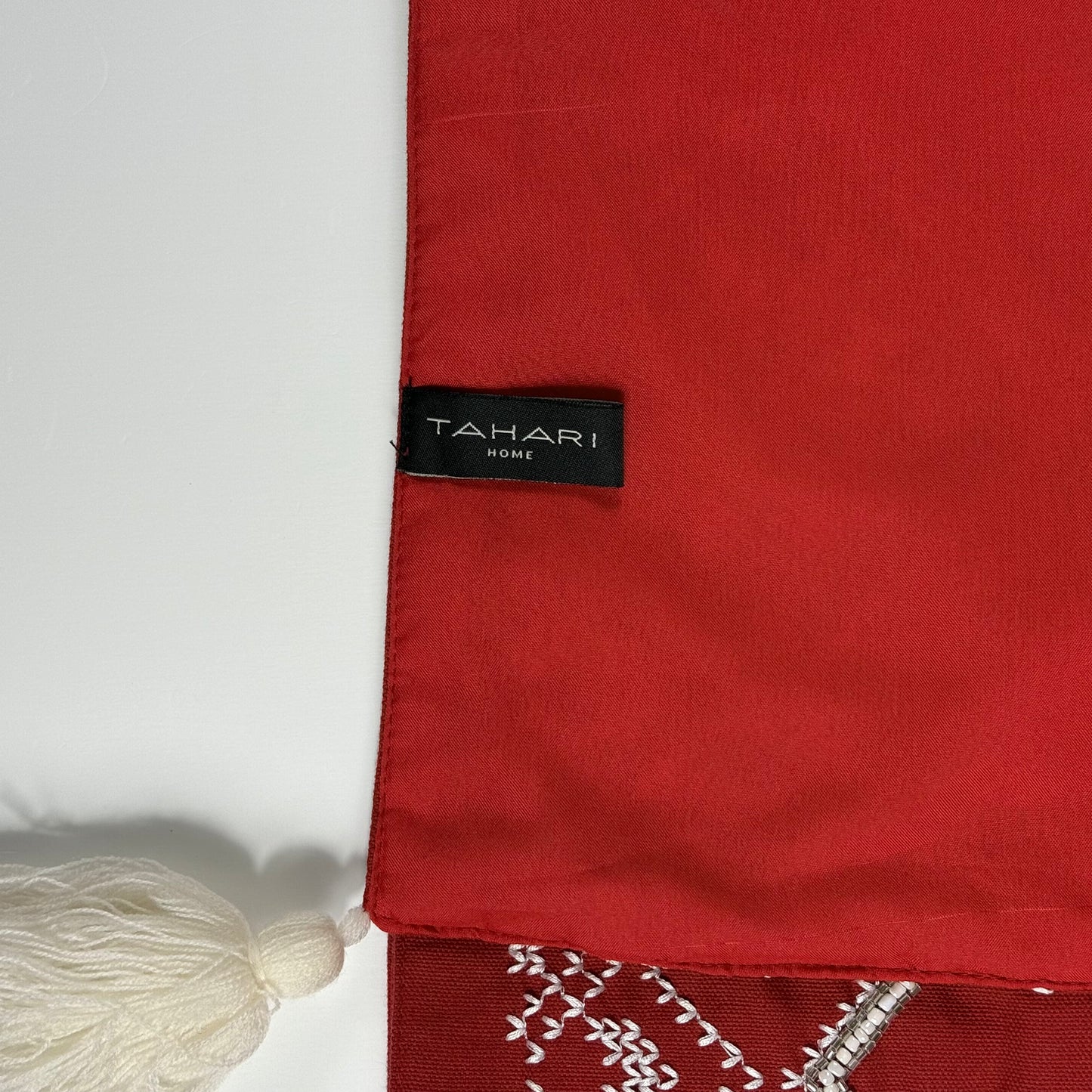CAMINO DE MESA ROJO BORDADO CON PEDREÍA | TAHARI HOME | 183cm x 41cm
