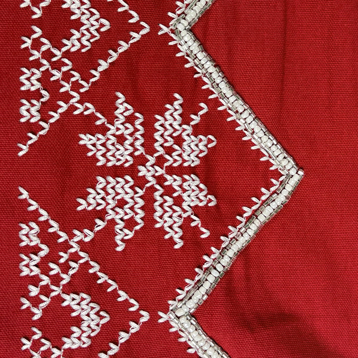 CAMINO DE MESA ROJO BORDADO CON PEDREÍA | TAHARI HOME | 183cm x 41cm