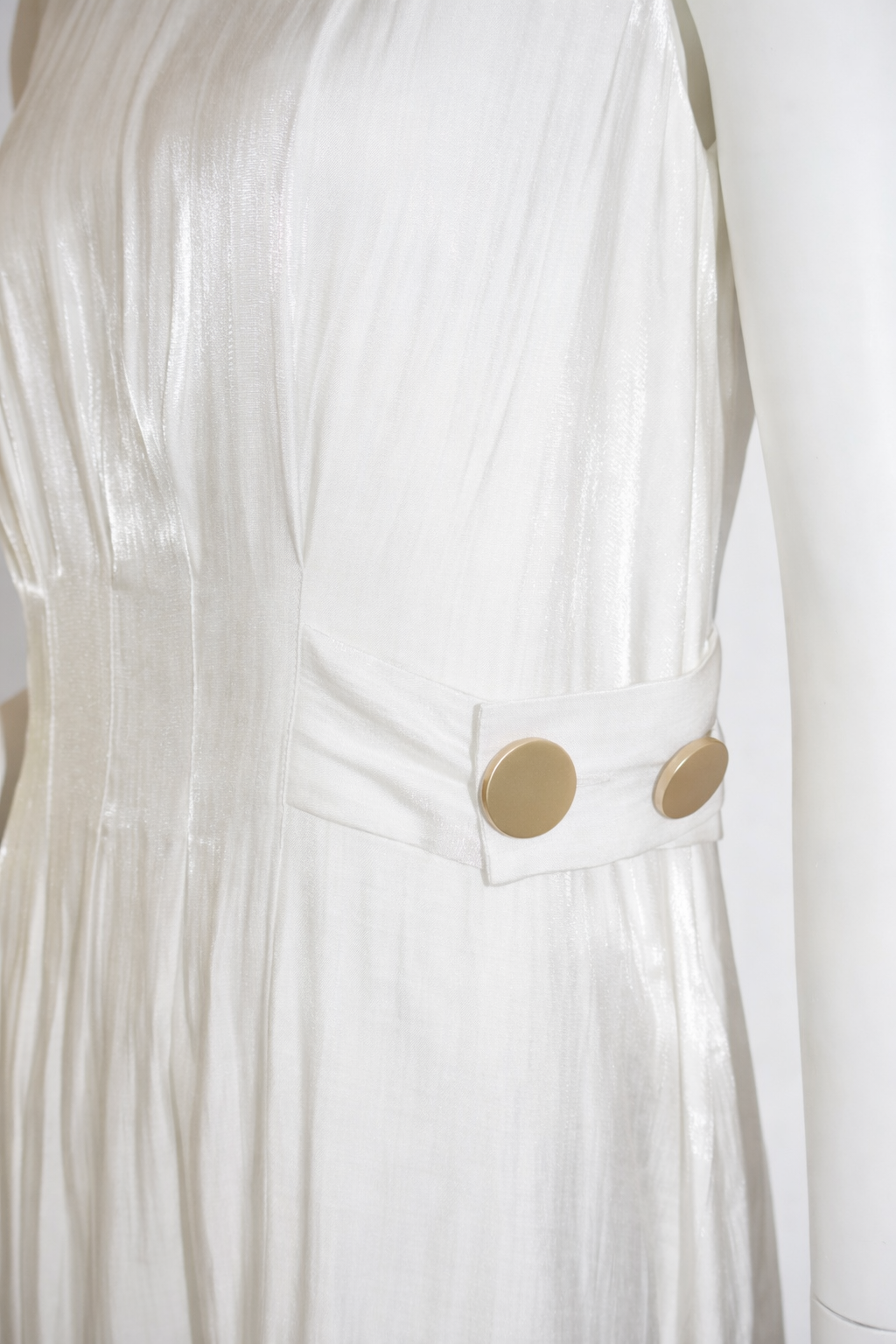 VESTIDO MIDI BLANCO SATINADO CON BOTONES LATERALES | TALLA L