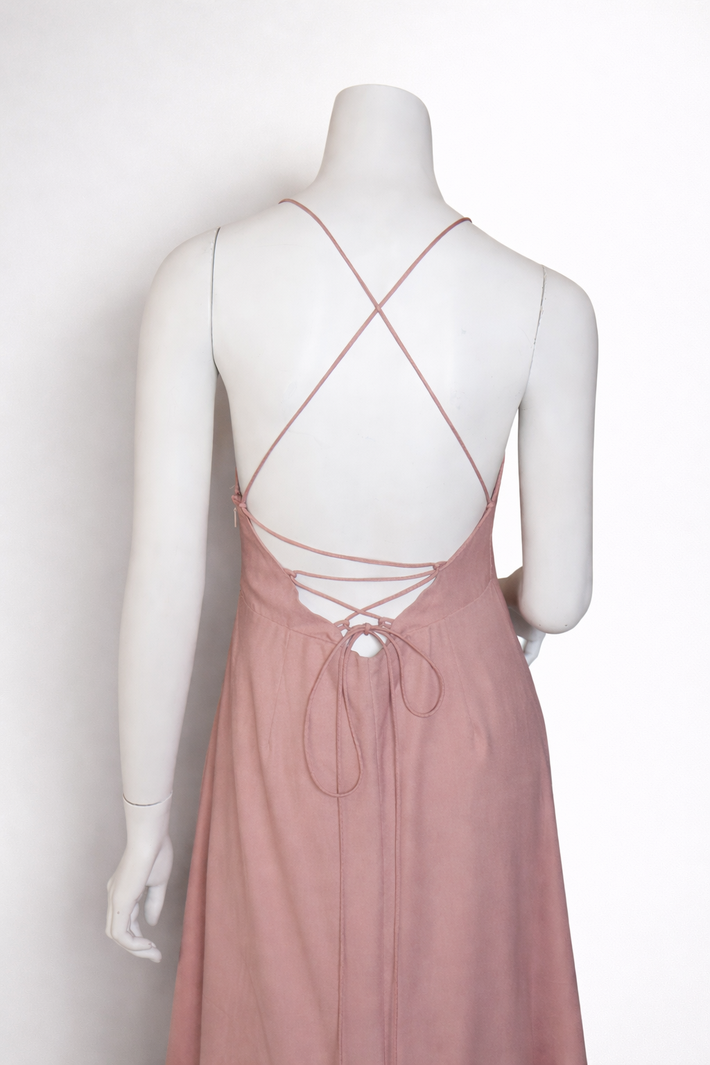 NUEVO CON ETIQUETA | VESTIDO MAXI ROSADO CON VOLANTES Y ESPALDA CRUZADA | LULUS | TALLA S