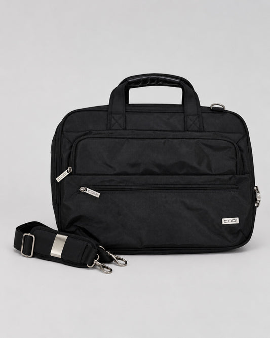 Maletín negro CODi para laptop con asas y compartimientos exteriores.