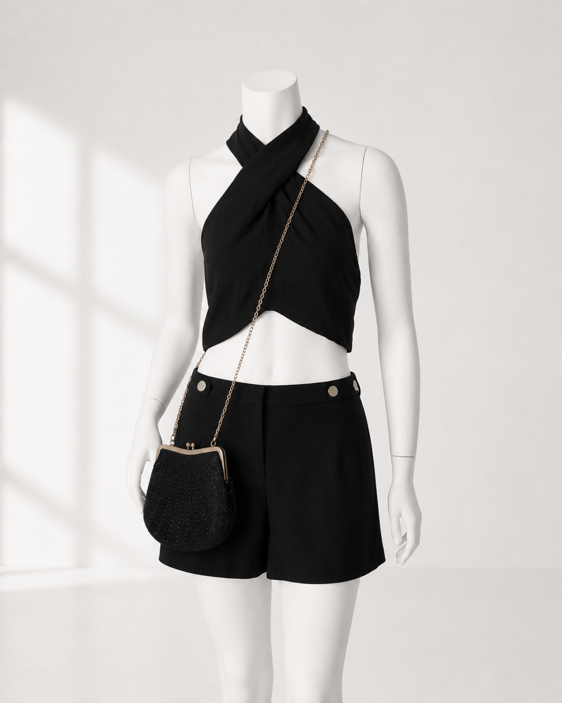SHORT NEGRO DE TIRO ALTO CON BOTONES METÁLICOS | EXPRESS | TALLA 2