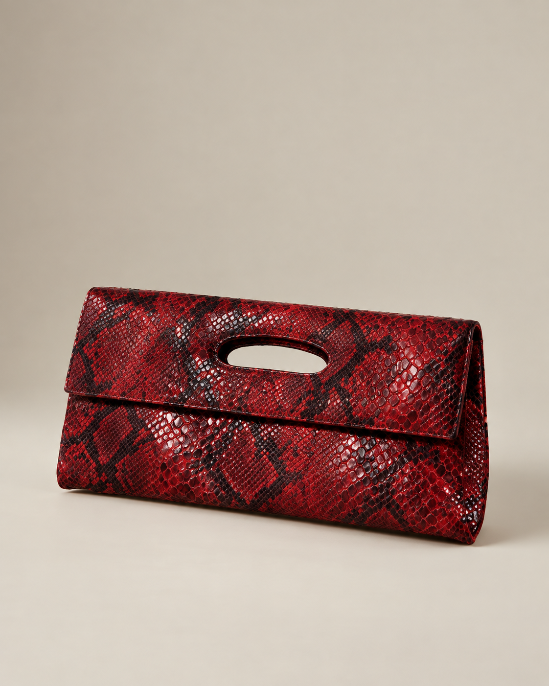 Sobre rojo con textura de serpiente, marca Hobo International