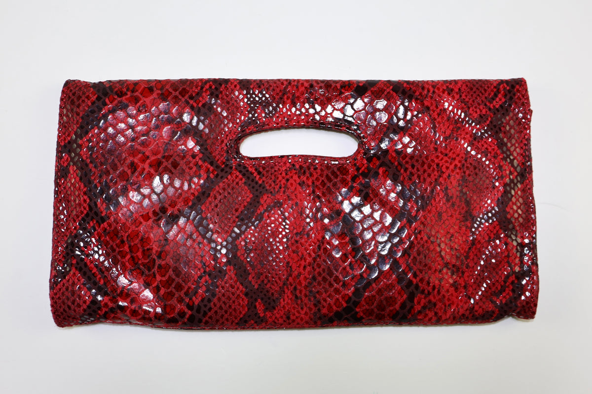Sobre rojo con textura de serpiente, marca Hobo International, foto 4