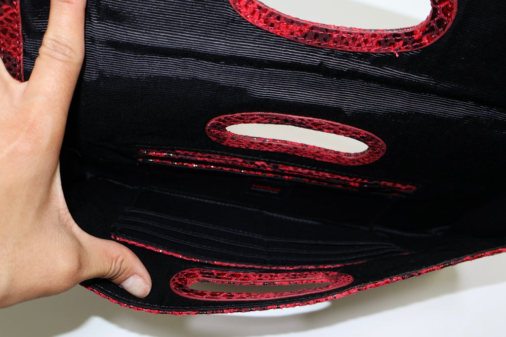 Sobre rojo con textura de serpiente, marca Hobo International, foto 9