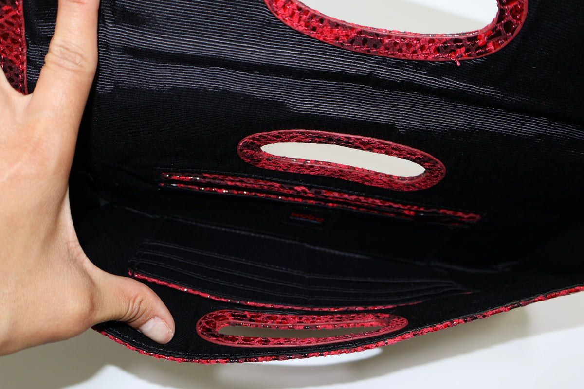 Sobre rojo con textura de serpiente, marca Hobo International, foto 9